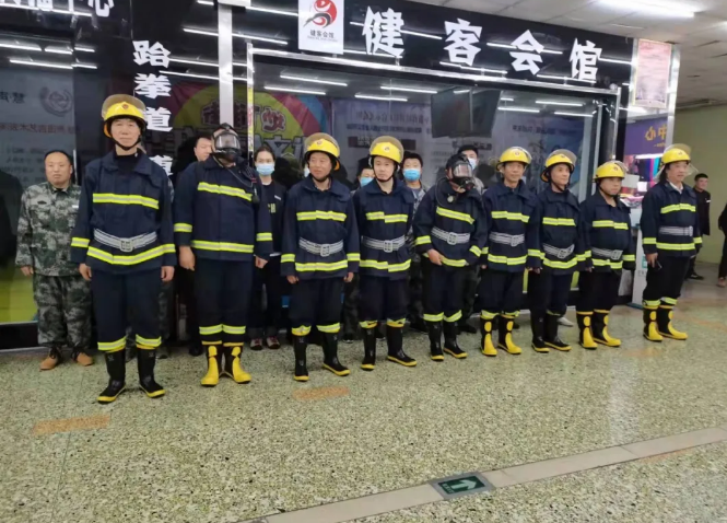 居安思危，防患未“燃”——鞍勤商業(yè)開展消防應(yīng)急逃生演練(圖4)