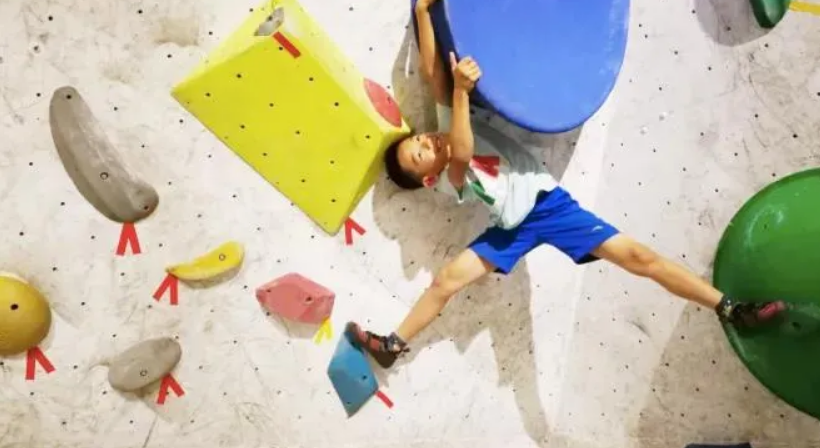 爍石攀巖入駐鞍勤商業(yè)，讓娃盡情飛檐走壁，刺激