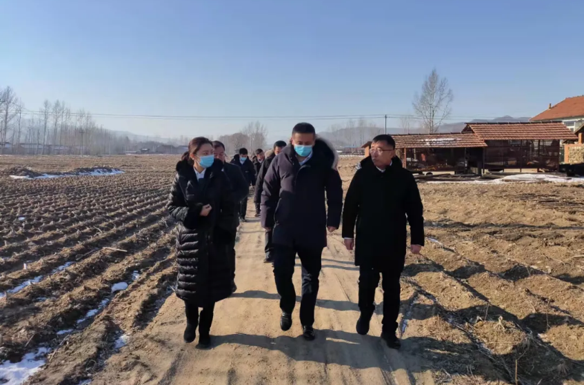 踐行國(guó)企擔(dān)當(dāng)，助力鄉(xiāng)村振興--鞍勤集團(tuán)、溫泉集團(tuán)前往駐村工作隊(duì)走訪慰問