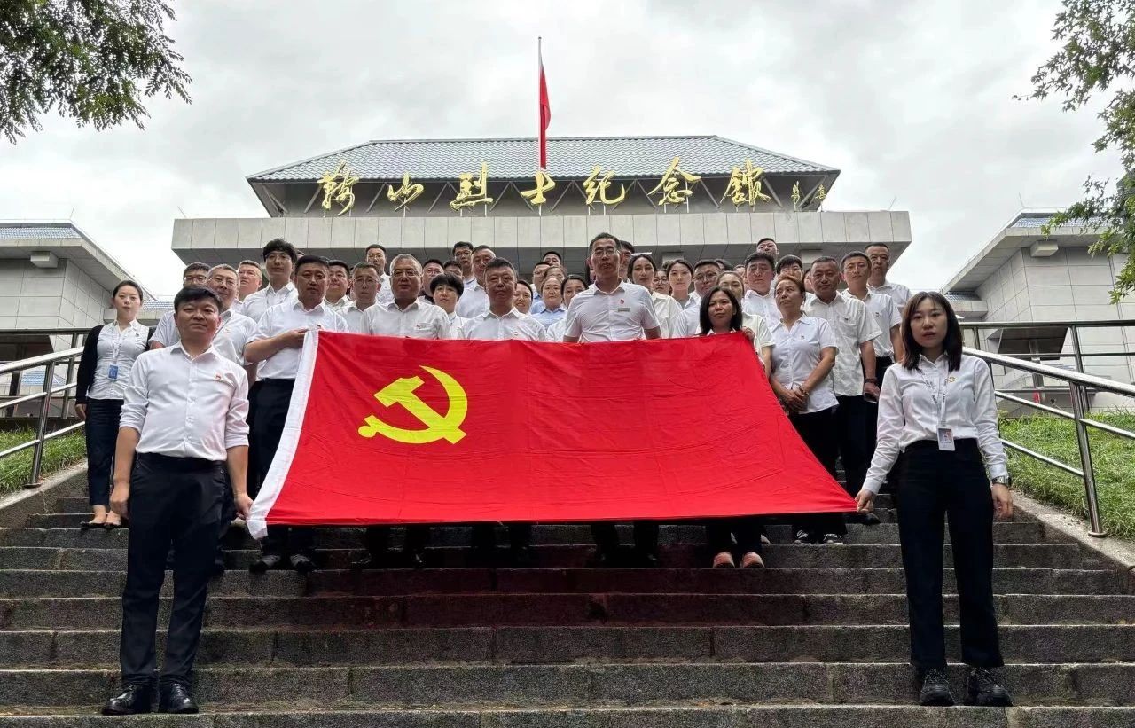 鞍勤集團(tuán)、公服集團(tuán)開(kāi)展“憶初心、強(qiáng)黨性、轉(zhuǎn)作風(fēng)、建新功”慶“七·一”主題黨日活動(dòng)